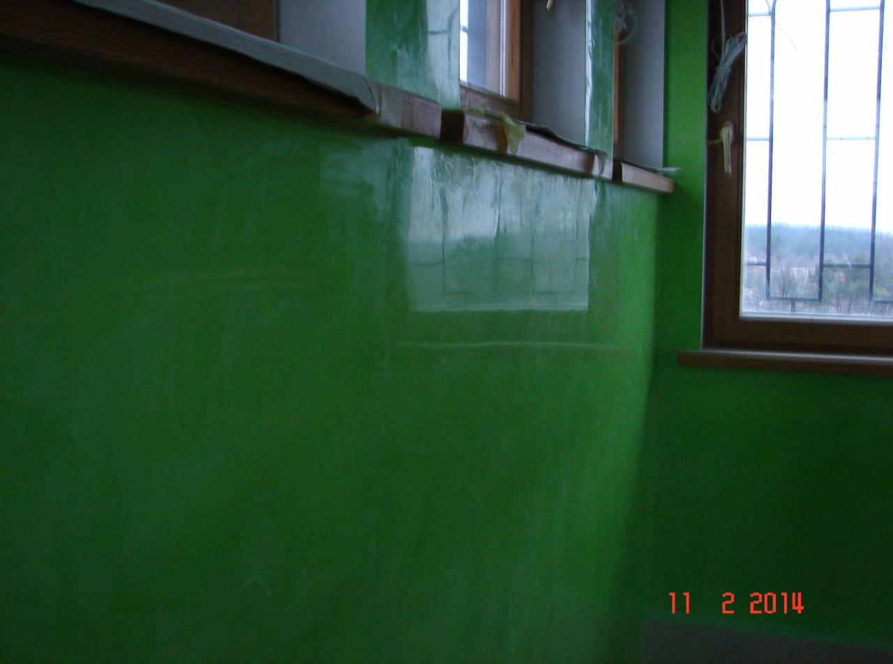 Świeżo pomalowane na zielono ściany w pokoju, widoczne okno z drewnianą ramą, zabezpieczone taśmą malarską, data w rogu zdjęcia.