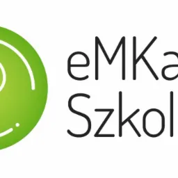 Logo firmy szkoleniowej eMKa Szkolenia, przedstawiające zielony okrąg z symbolem żarówki i nazwę firmy w kolorze czarnym.