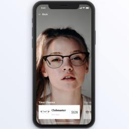 INVO Technologies - Ekran smartfona prezentujący wirtualną przymiarkę okularów Ray-Ban Clubmaster na portrecie kobiety z piegami. Aplikacja pokazuje cenę 128 dolarów.