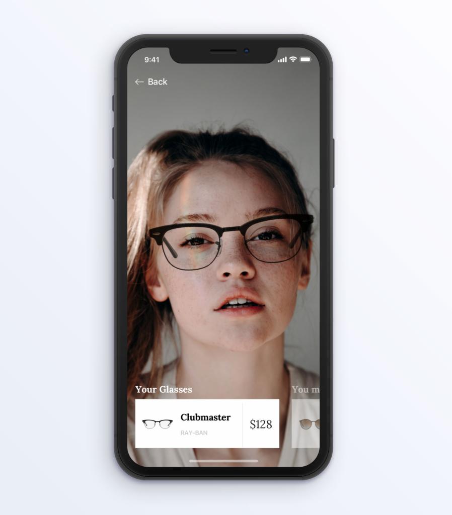 Ekran smartfona prezentujący wirtualną przymiarkę okularów Ray-Ban Clubmaster na portrecie kobiety z piegami. Aplikacja pokazuje cenę 128 dolarów.