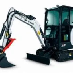 Mini koparka Bobcat E19 z łyżką i hydraulicznym chwytakiem do obróbki kamienia, prezentowana na białym tle.