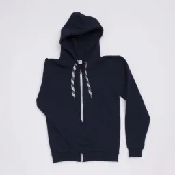 Granatowa bluza z kapturem i zamkiem błyskawicznym, sznurki z białym wzorem w kropki, na białym tle, widok z góry.