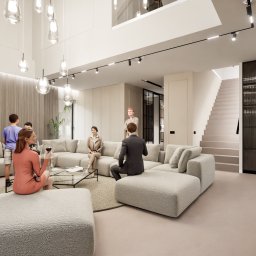 Rynkowski Design - Wizualizacja przestronnego salonu z narożną sofą o fakturze baranka, szklanym stolikiem kawowym, schodami i grupą osób w jasnych, neutralnych kolorach.