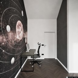 Rynkowski Design - Nowoczesne biuro domowe z tapetą kosmiczną, biurkiem z monitorem i krzesłem obrotowym na parkiecie w jodełkę.