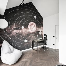 Rynkowski Design - Pokój z biurkiem, komputerem i fototapetą z motywem kosmosu, uzupełniony pufem w kształcie worka i parkietem w jodełkę.