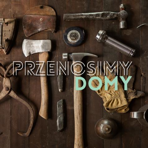 Zestaw narzędzi ciesielskich na drewnianym tle, w tym młotki, siekiera, miarka, rękawice robocze i szczypce, z nałożonym tekstem 'Przenosimy Domy'.