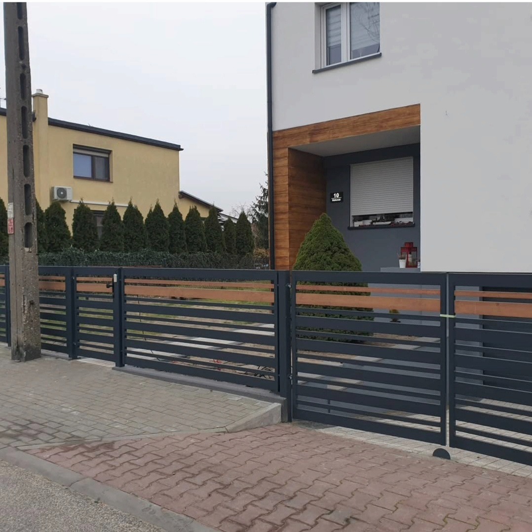 Nowoczesne ogrodzenie panelowe w kolorze grafitowym z drewnianymi akcentami, na tle dwukondygnacyjnego domu z numerem 10 i zadbanym ogrodem.