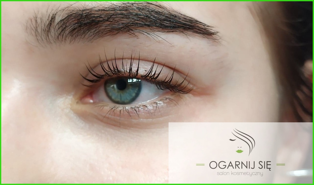 Zbliżenie na oko po zabiegu liftingu rzęs w Tychach, widoczne długie, podkręcone rzęsy i zielona tęczówka.