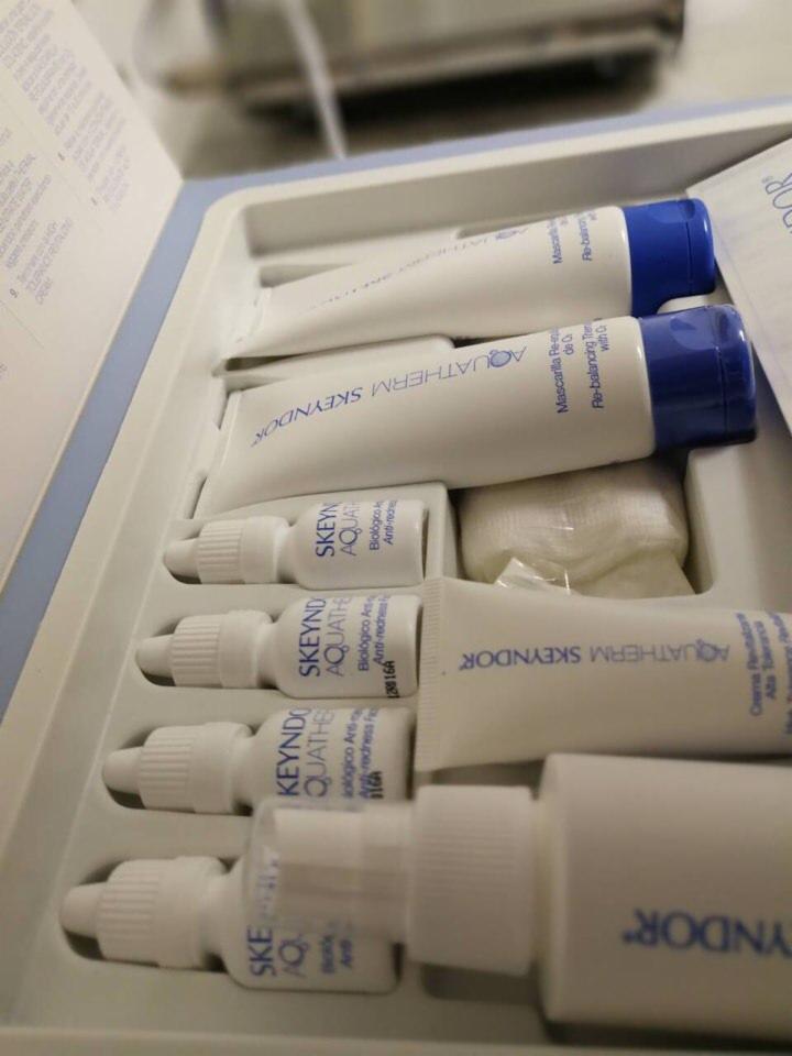 Zestaw kosmetyków marki Skeyndor w opakowaniu, zawierający tubki i buteleczki z kremami i serum do pielęgnacji twarzy.