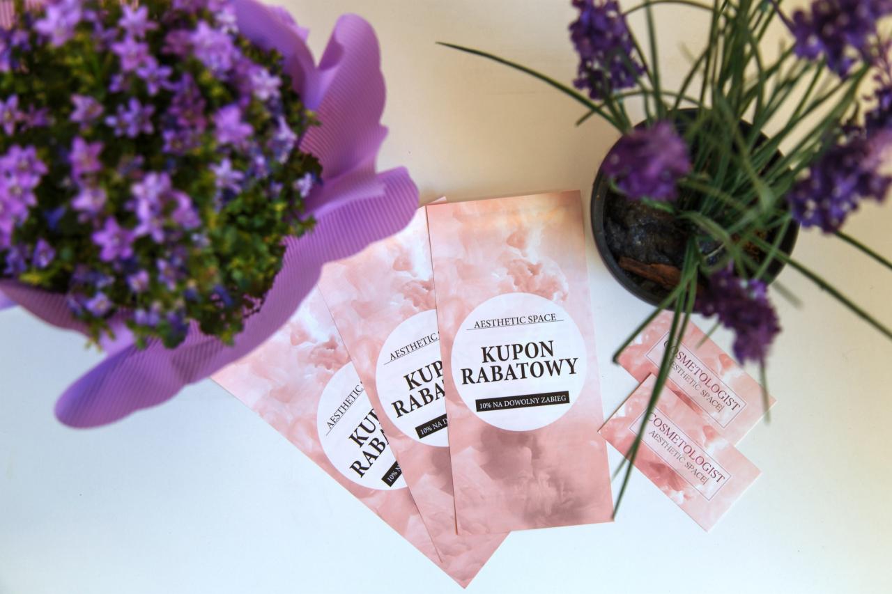 Kompozycja kwiatowa w fioletowych odcieniach obok ulotek z napisem 'Kupon rabatowy' i wizytówek 'Cosmetologist Aesthetic Space' na białym tle.