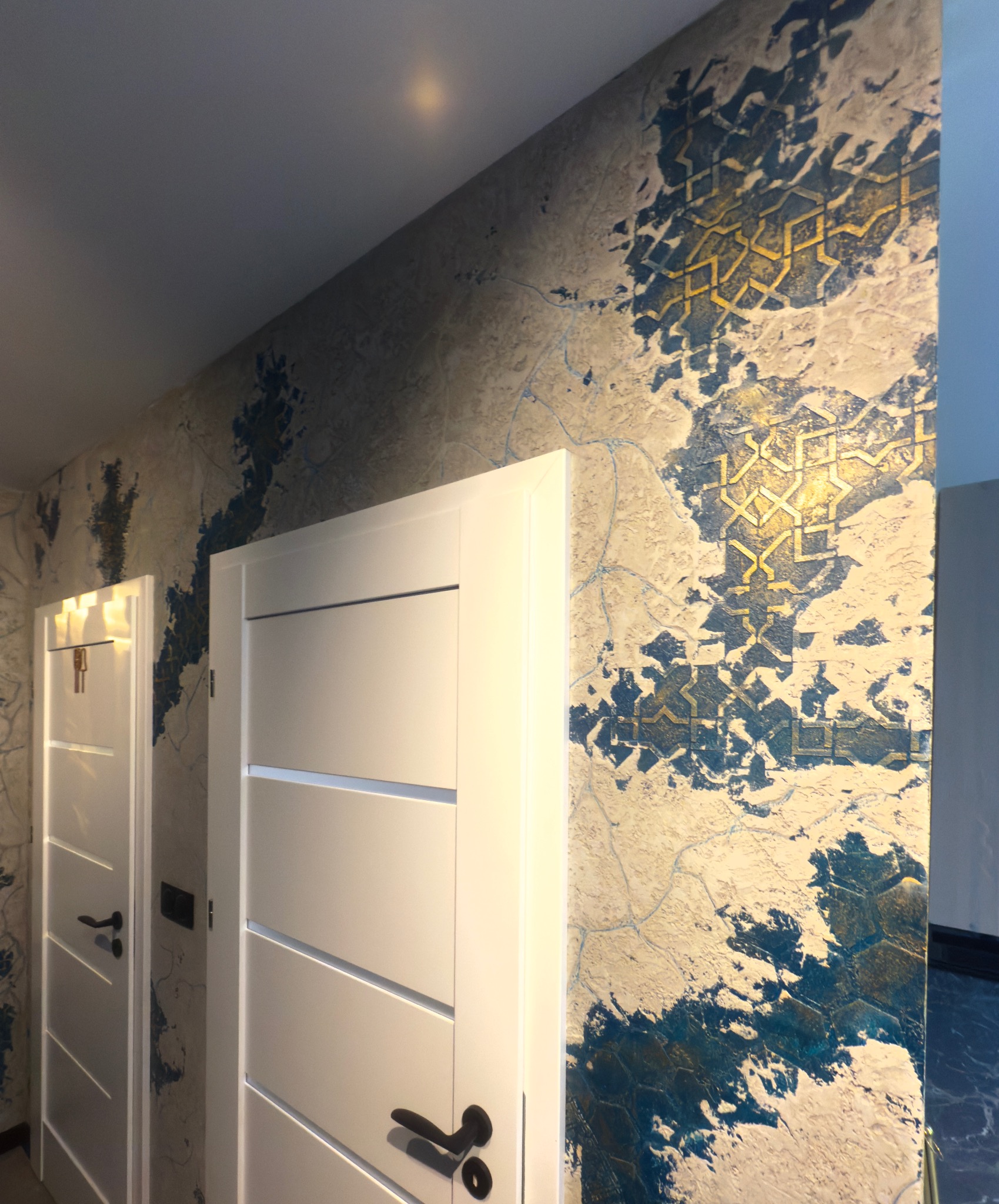 Montaż skrzydeł drzwiowych oraz beton architektoniczny ze zdobieniami