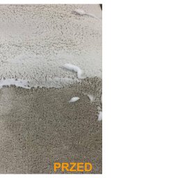 Komplex Styl Jan Bereś - Dywan z widocznym podziałem na część wyczyszczoną z pianą i część zabrudzoną z napisem 'PRZED' i 'PO'.