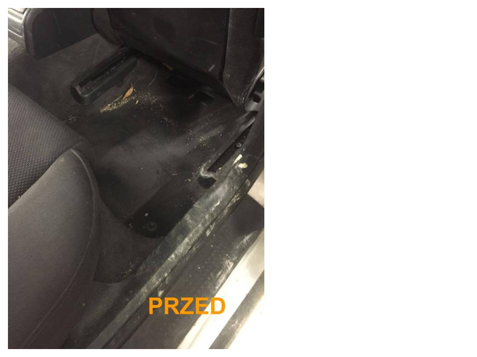 Wnętrze samochodu przed czyszczeniem: brudna podłoga i wykładzina z widocznymi okruchami, kurzem i plamami, fragment fotela obok, napis 'PRZED' w dolnym rogu.
