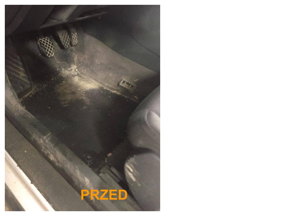 Wnętrze samochodu z bardzo brudną podłogą i dywanikiem przed czyszczeniem, widoczne pedały i fragment fotela, napis 'PRZED' w dolnym rogu.