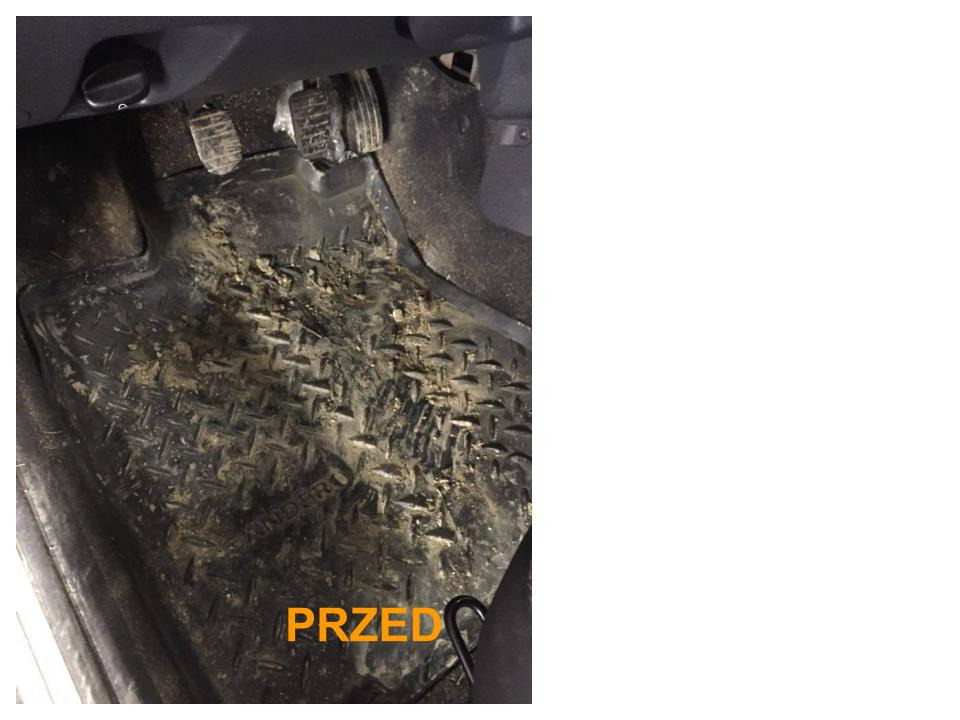 Bardzo brudny dywanik samochodowy z widocznymi pedałami i napisem 'PRZED' w dolnym rogu.