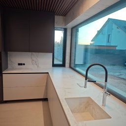 Wyspa, blat i zlew wykonane ze spieku kwarcowego