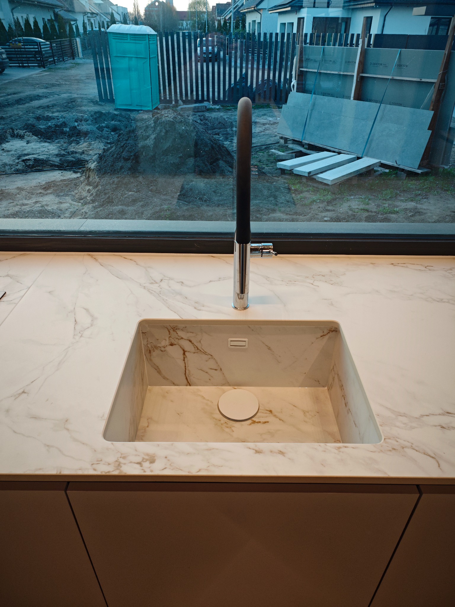 Wyspa, blat i zlew wykonane ze spieku kwarcowego