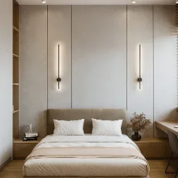 Minimalistyczna sypialnia z łóżkiem, lampami ściennymi i biurkiem. Neutralna kolorystyka, drewniana podłoga. Wazon z suchymi kwiatami na szafce nocnej.