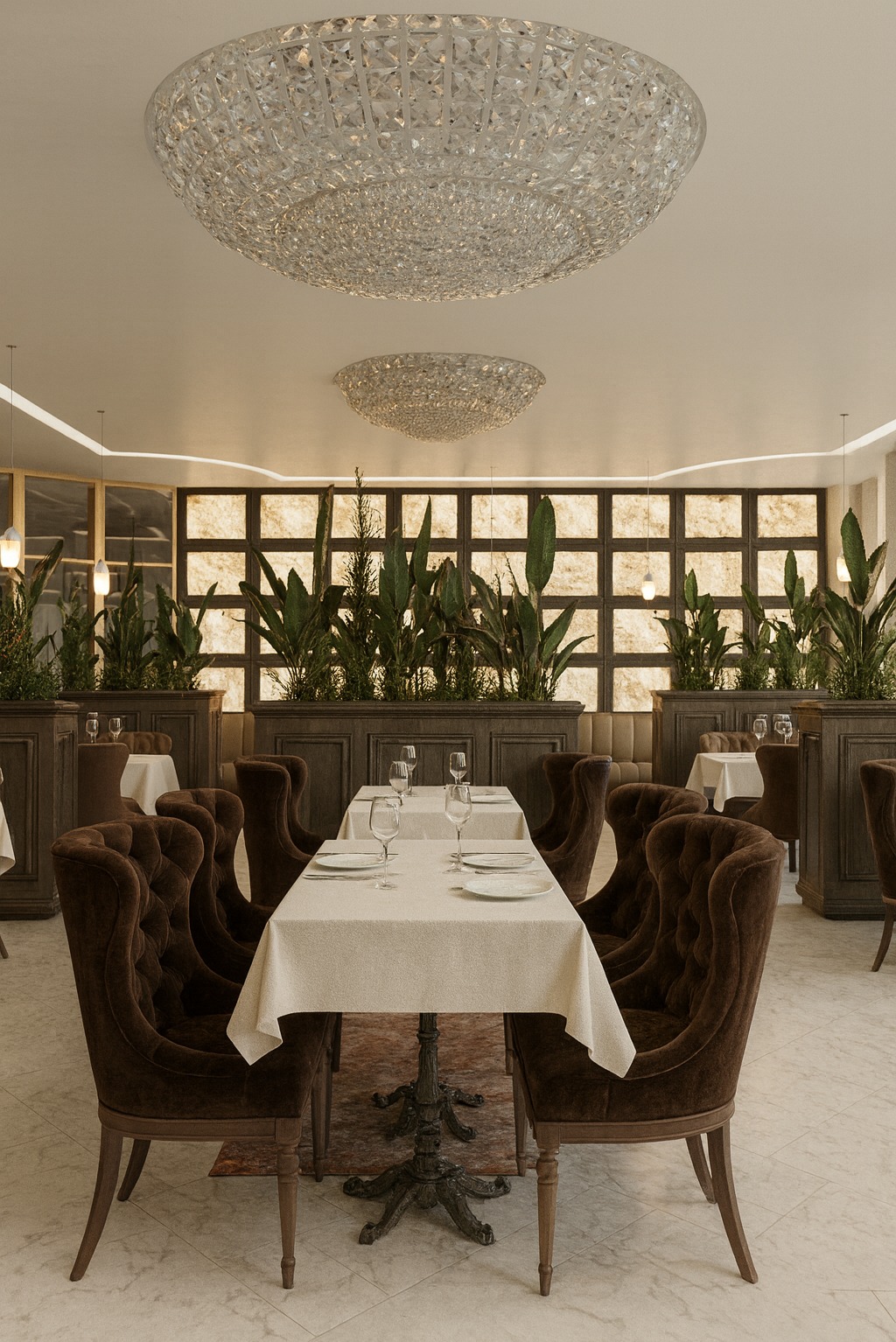 Elegancka aranżacja wnętrza restauracji z brązowymi krzesłami, nakrytymi stołami i dekoracyjnymi roślinami w donicach. Kryształowe żyrandole dodają blasku.