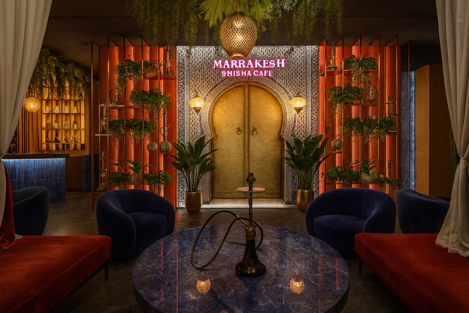 Wnętrze shisha cafe w stylu marokańskim: złote drzwi z ornamentami, rośliny, stoliki z fajkami wodnymi, miękkie sofy i fotele w ciepłej kolorystyce.