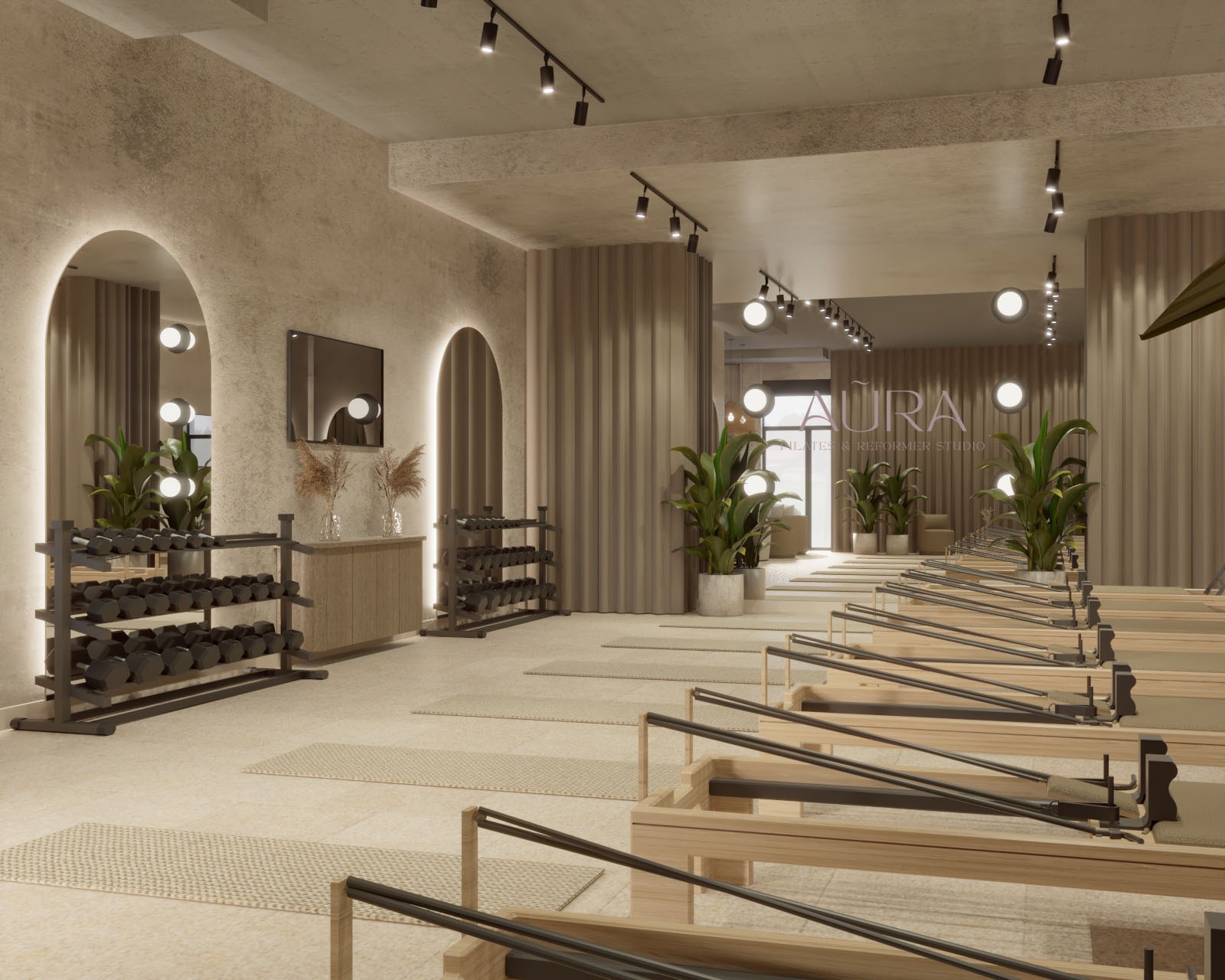 Neutralne wnętrze studia pilates z reformerami, hantlami i lustrami w łukowych ramach. Minimalistyczny design z roślinami w donicach i listwami dekoracyjnymi.