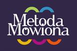 Logo szkoły językowej Metoda Mowiona na fioletowym tle, z kolorowymi elementami graficznymi w kształcie półksiężyców nad i pod nazwą.