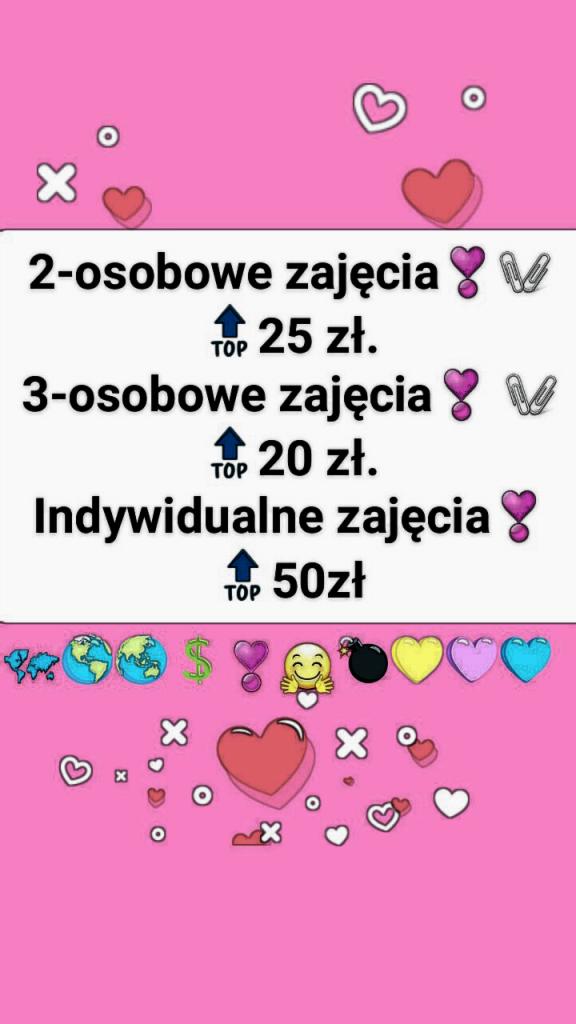 Grafika z ofertą zajęć: dwuosobowych za 25 zł, trzyosobowych za 20 zł i indywidualnych za 50 zł, ozdobiona emoji serc, spinaczy, emotikonów i symboli globusa na różowym tle.