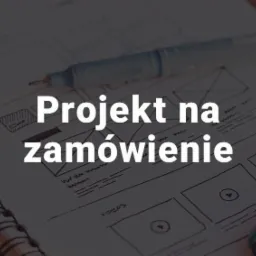 Szkic strony internetowej w notatniku ze spiralą, obok leży marker, widoczny napis 'Projekt na zam&oacute;wienie'.