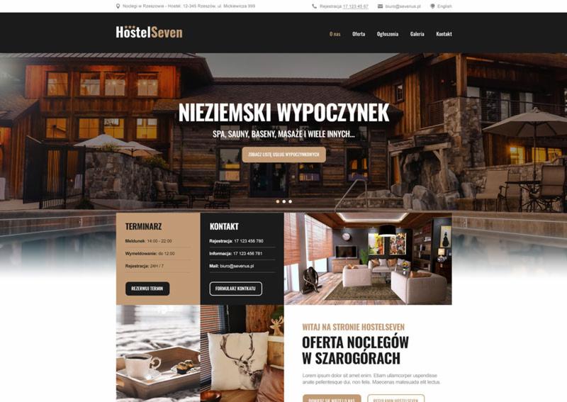 Strona internetowa hotelu Hostelseven prezentująca rustykalny budynek z drewna i kamienia, basen na zewnątrz, wnętrze pokoju z telewizorem i kanapami oraz detale dekoracyjne, takie jak poduszka...