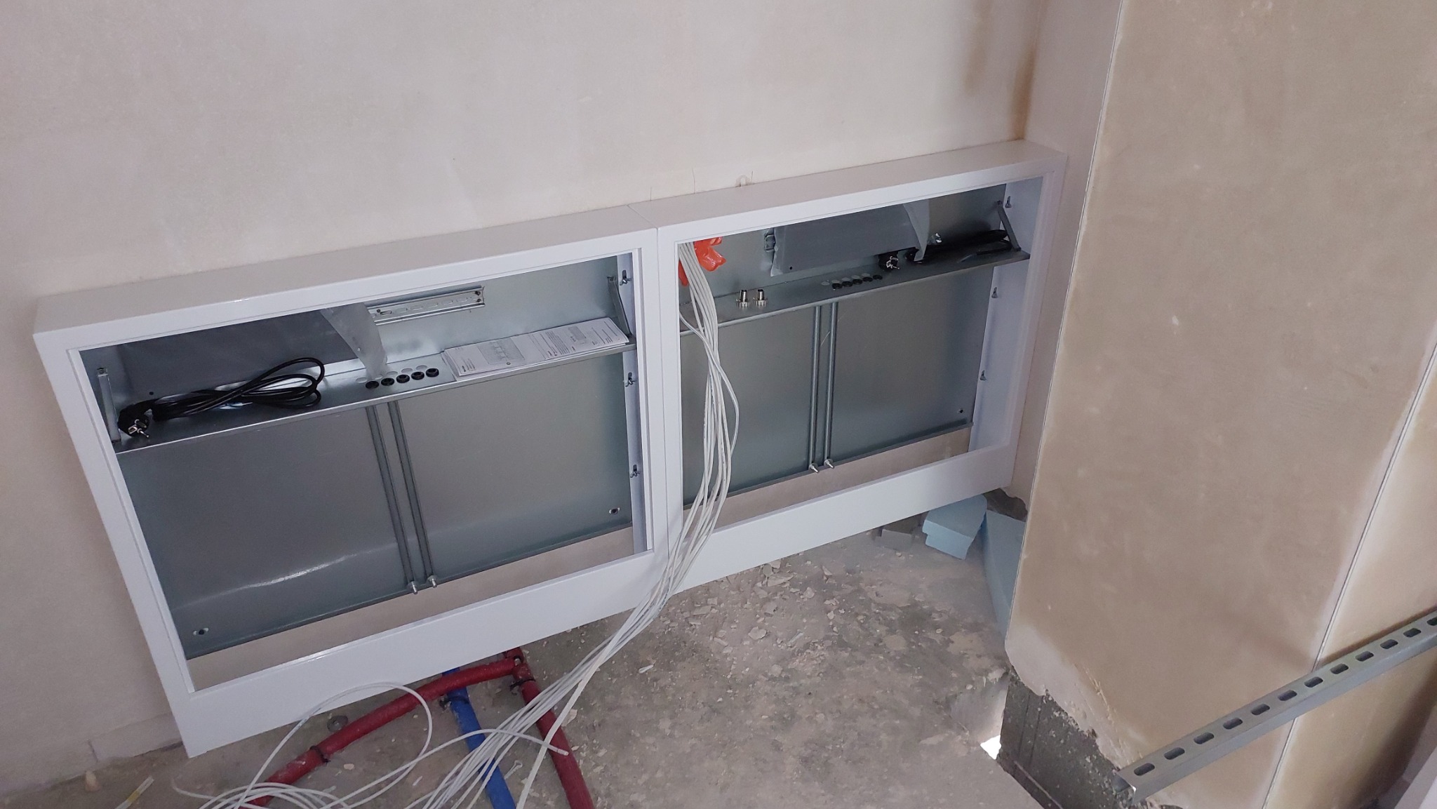 Montaż szafek pod rozdzielacze CO