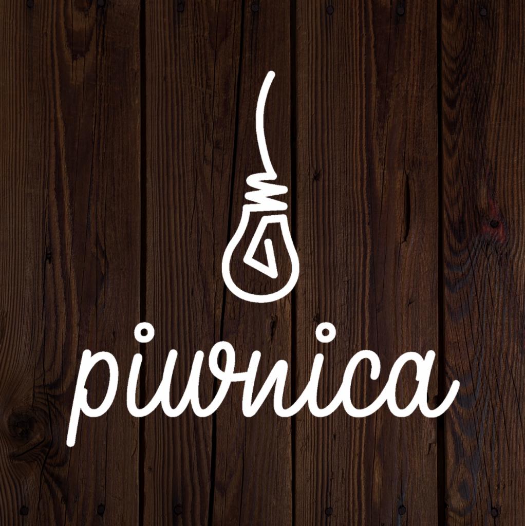 Logo 'Piwnica' z żarówką na drewnianym tle, wykonane w Kamieniu Pomorskim.