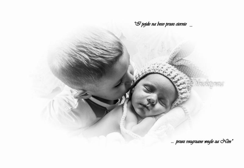Czarno-białe zdjęcie śpiącego noworodka w czapce z uszami królika, całowanego w policzek przez starszego brata, z tekstem 'I pójdę na boso przez ciernie...przez rozgrzane węgle za Nim' w tle.