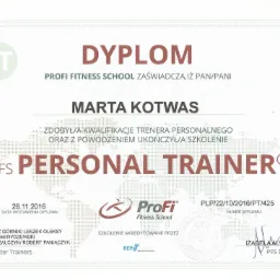 Skan dyplomu ukończenia kursu PFS Personal Trainer imiennie wystawionego dla Marty Kotwas, z datą 28.11.2016 oraz podpisem dyrektora Izabeli Alvarez.