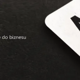 As z symbolem psa zamiast tradycyjnego znaku, hasło 'Kreatywne podejście do biznesu' na ciemnym tle.