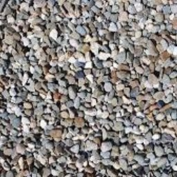 KRISPOL Krzysztof Niedziałek - Drobny, szary żwir o nieregularnych kształtach, tworzący jednolitą powierzchnię. Widoczne zróżnicowanie odcieni i faktur poszczególnych kamieni.
