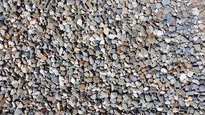 Drobny, szary żwir o nieregularnych kształtach, tworzący jednolitą powierzchnię. Widoczne zróżnicowanie odcieni i faktur poszczególnych kamieni.