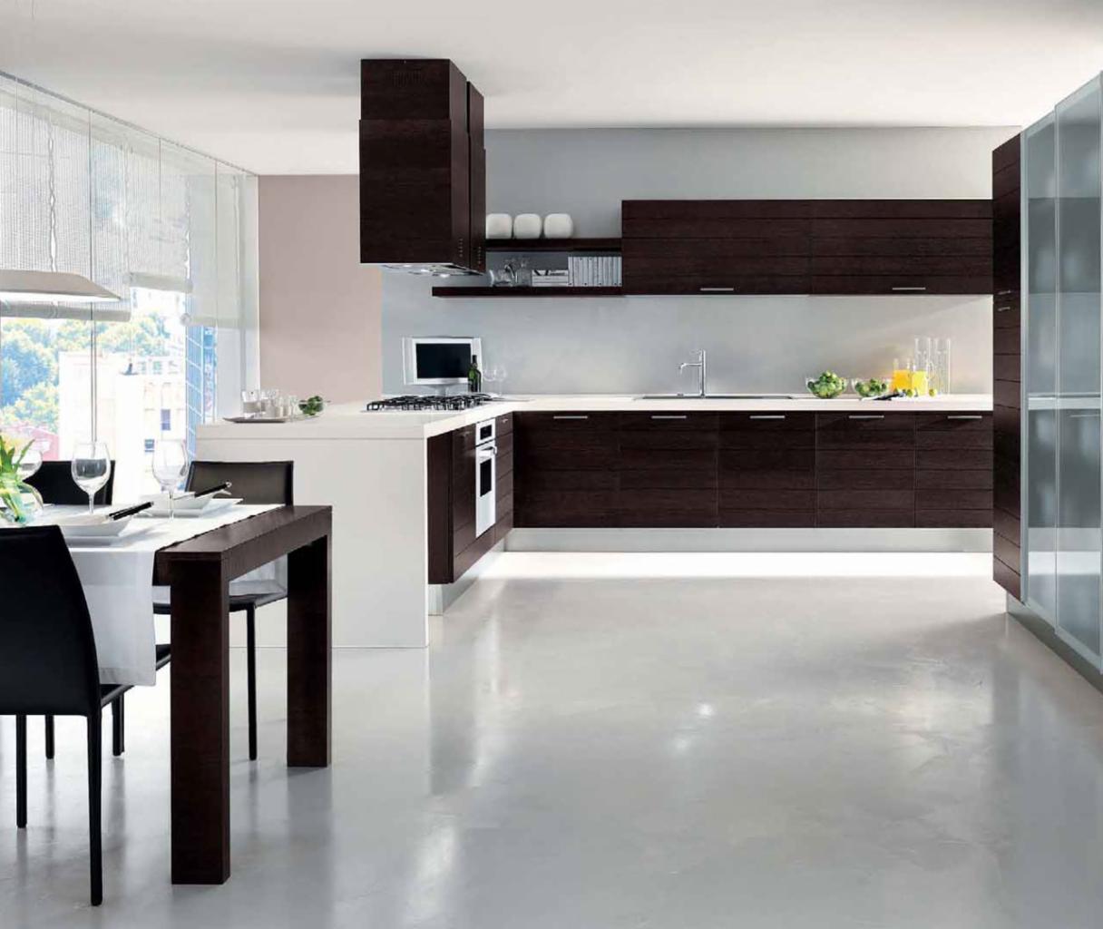 Nowoczesna kuchnia z ciemnymi, drewnianymi szafkami i białym blatem, uzupełniona o stół z nakryciem i krzesłami, oświetlona przez duże okno z żaluzjami.