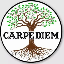 Okrągłe logo z brązowym drzewem z zielonymi liśćmi i czarnym napisem 'CARPE DIEM' na białym tle.