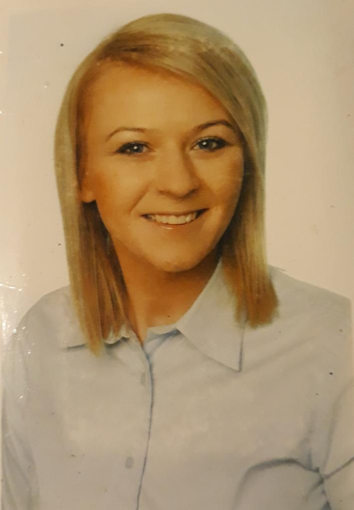 Portret uśmiechniętej blondynki w błękitnej koszuli na białym tle, zdjęcie do dokumentów.