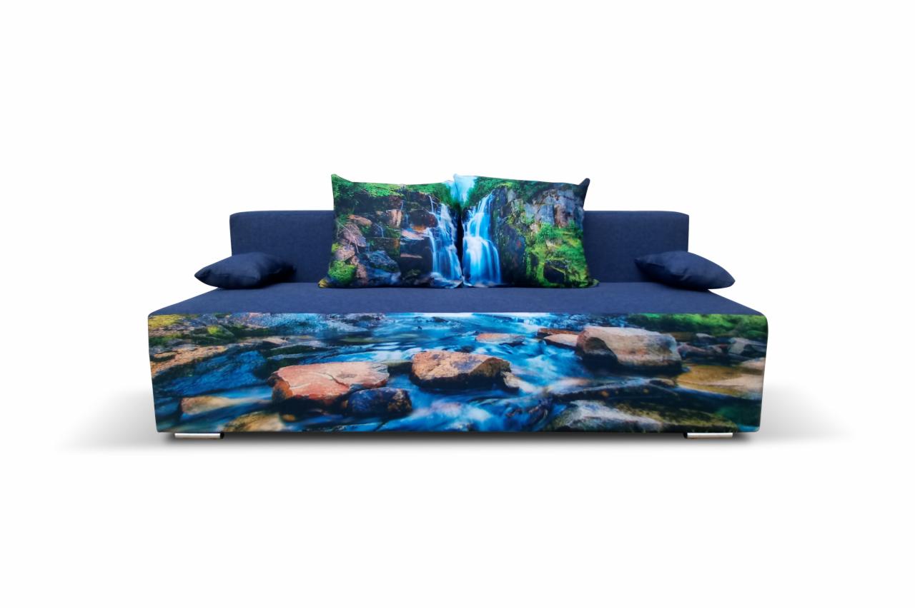 Niebieska sofa z poduszkami i wzorem wodospadu na froncie, prezentowana na białym tle.