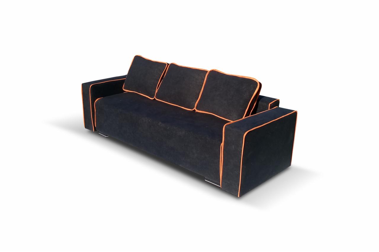 Czarna sofa z pomarańczowymi lamówkami na białym tle, trzy poduszki o identycznym wykończeniu, minimalistyczny design.