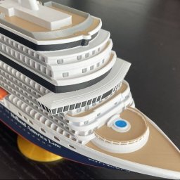 GALOPI - Szczegółowy model statku wycieczkowego Holland America Line, wykonany w Skierniewicach, z widocznymi pokładami, oknami i pomarańczowymi szalupami ratunkowymi.