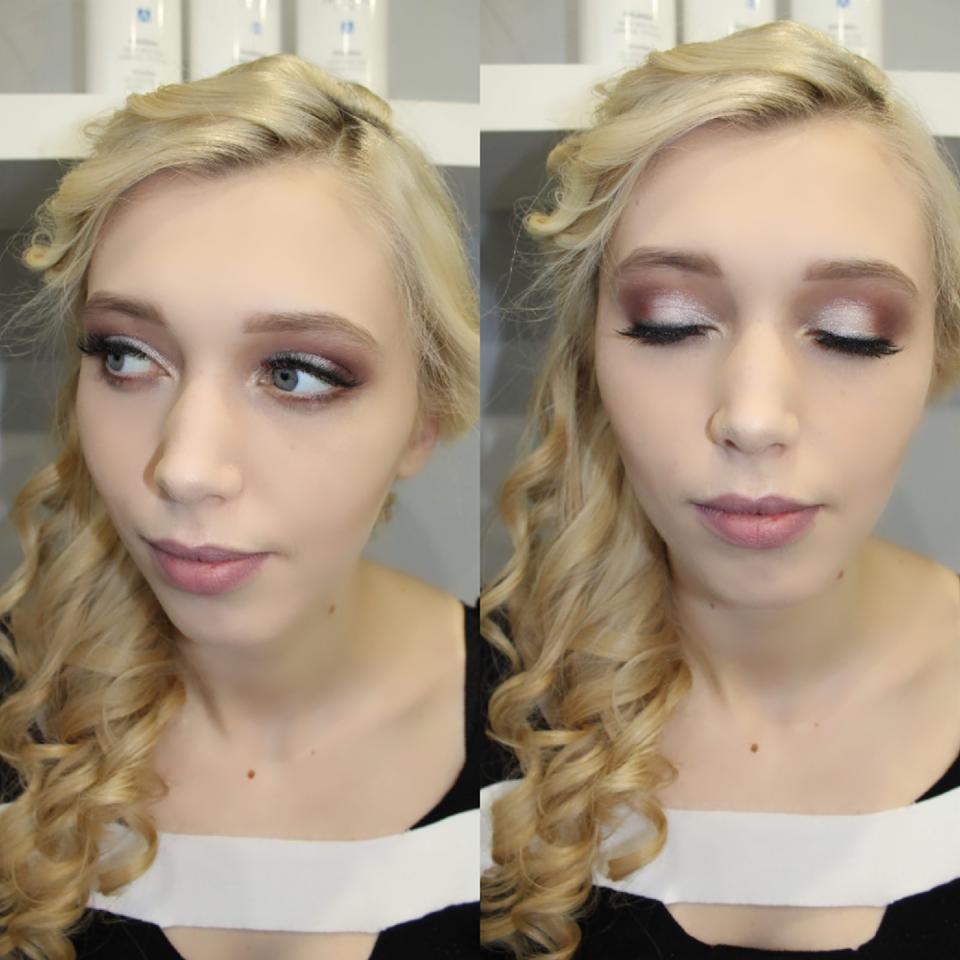 Portret młodej blondynki z profesjonalnym makijażem oczu w odcieniach brązu i srebra, prezentujący efekt zamkniętych i otwartych oczu, z delikatnym podkreśleniem ust