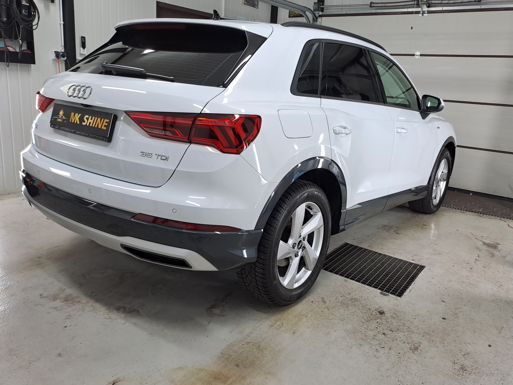 Audi Q3 zakres prac: Przyciemnienie szyb,korekta lakieru,detailing wnętrza.