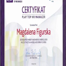 Certyfikat PLAY Top HR Manager dla Magdaleny Figurskiej, półfinalistki konkursu w 2013 roku, z podpisem Dyrektor Strategicznej Wolters Kluwer Polska Joanny Fijałkowskiej.