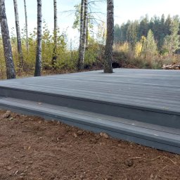 Taras kompozytowy w lesie