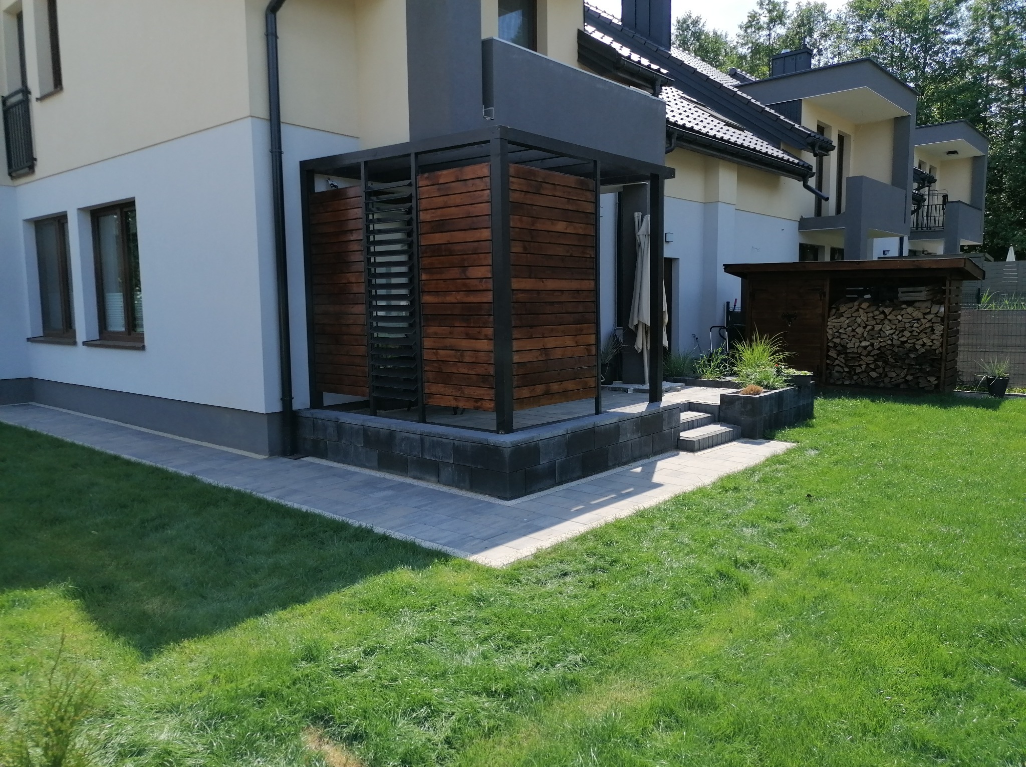 Zadaszenie tarasu z zabudową ścian żaluzjami ogrodowymi