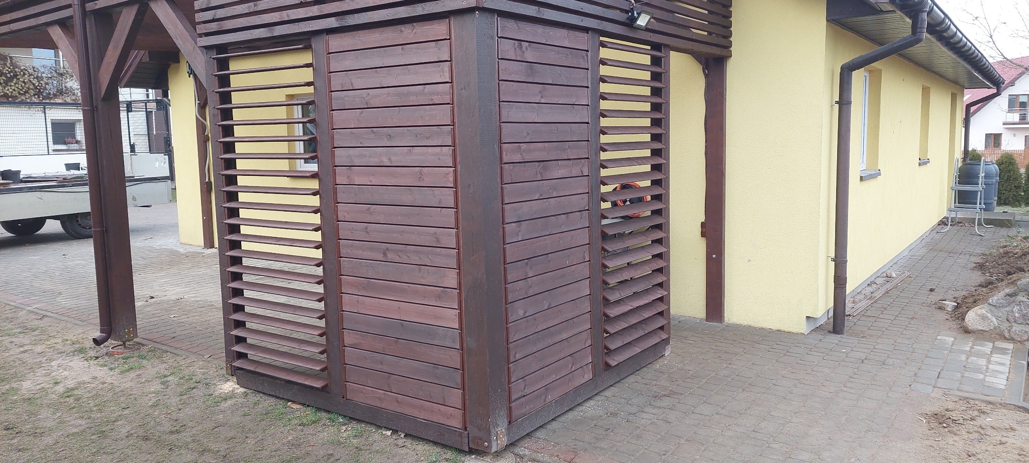 Wiatka na samochód z zabudowanymi bokami