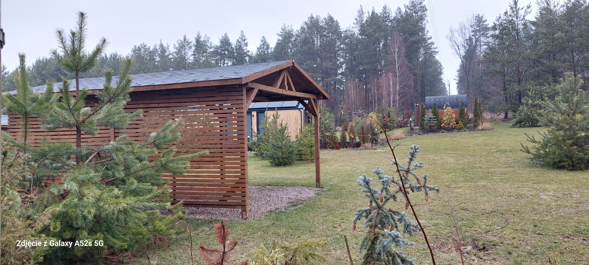 Wolno stojąca wiata na samochód.