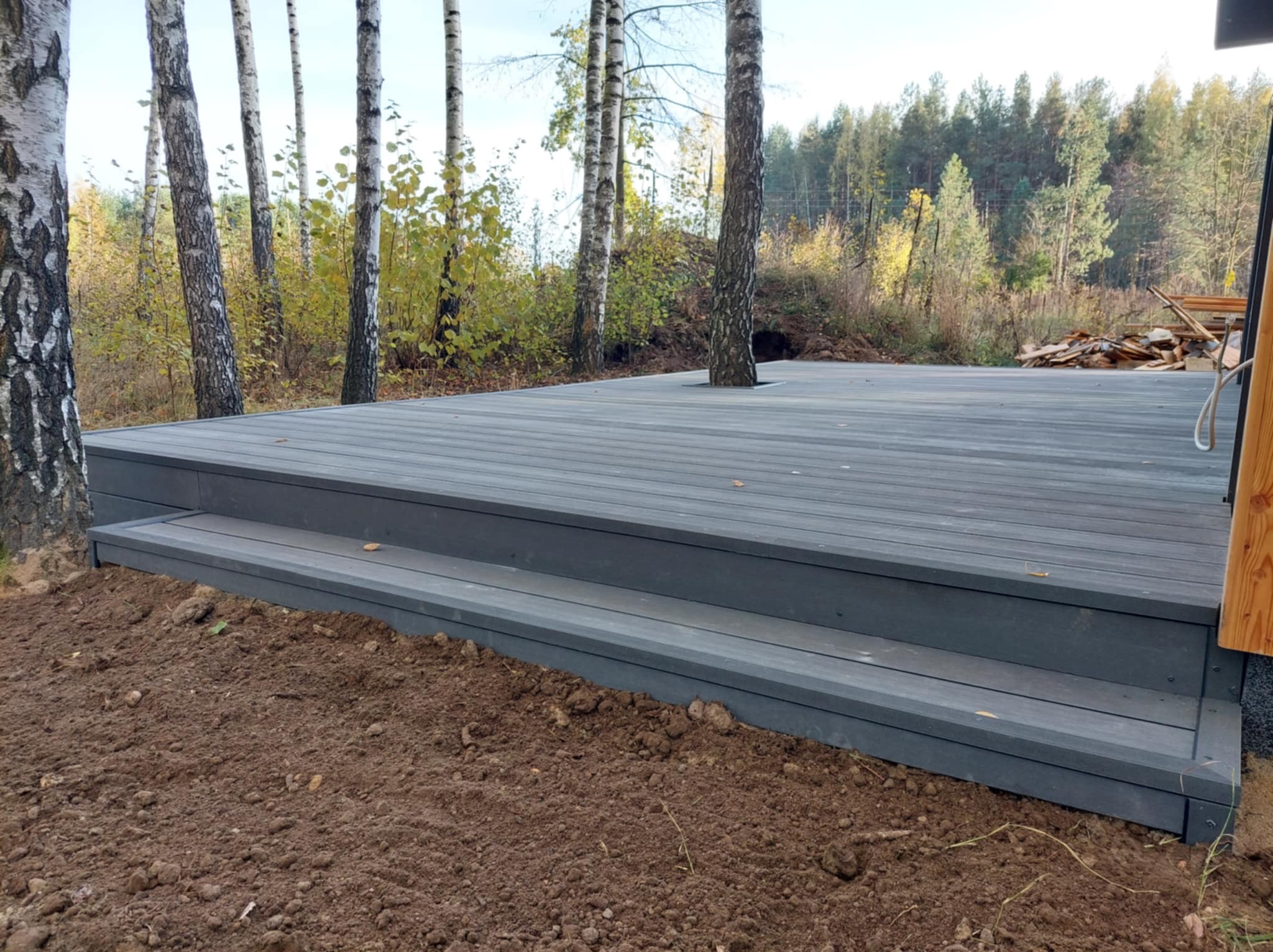 Taras kompozytowy w lesie